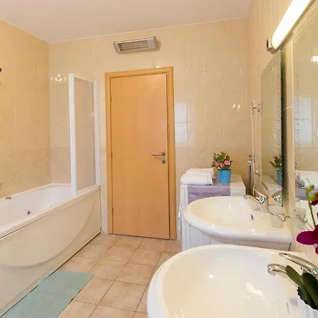 Beautiful In Palit With 4 Bedrooms And Wifi