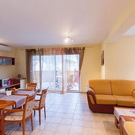 Holiday home Beautiful In Palit With 4 Bedrooms And Wifi
