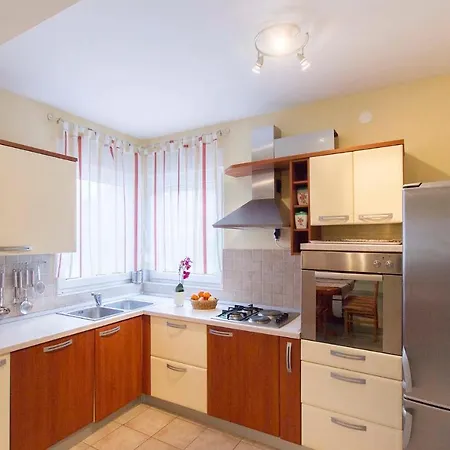 Beautiful In Palit With 4 Bedrooms And Wifi Holiday home